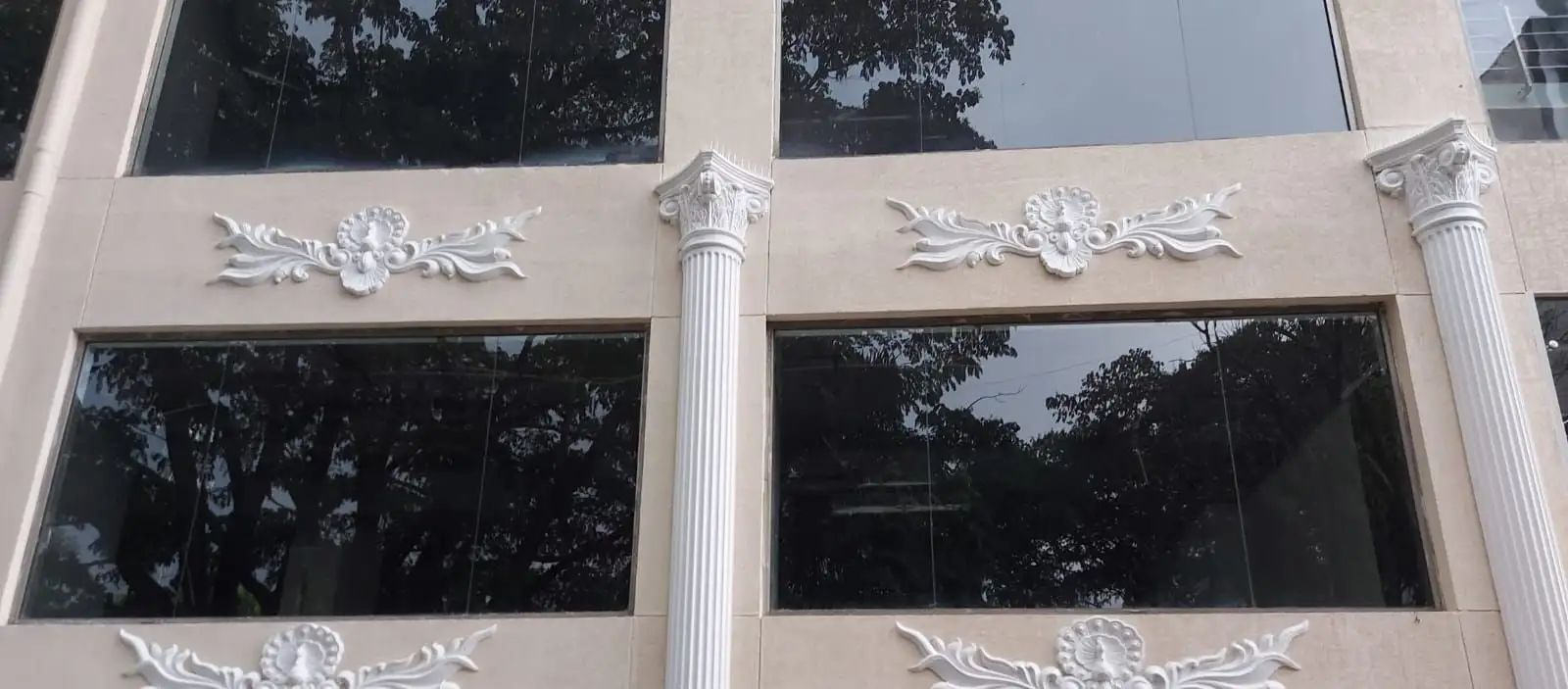 1 MG-Lido Mall, MG Road, Bengaluru: Fluted columns with Corinthian capitals, and scrolled relief ornaments between the windows