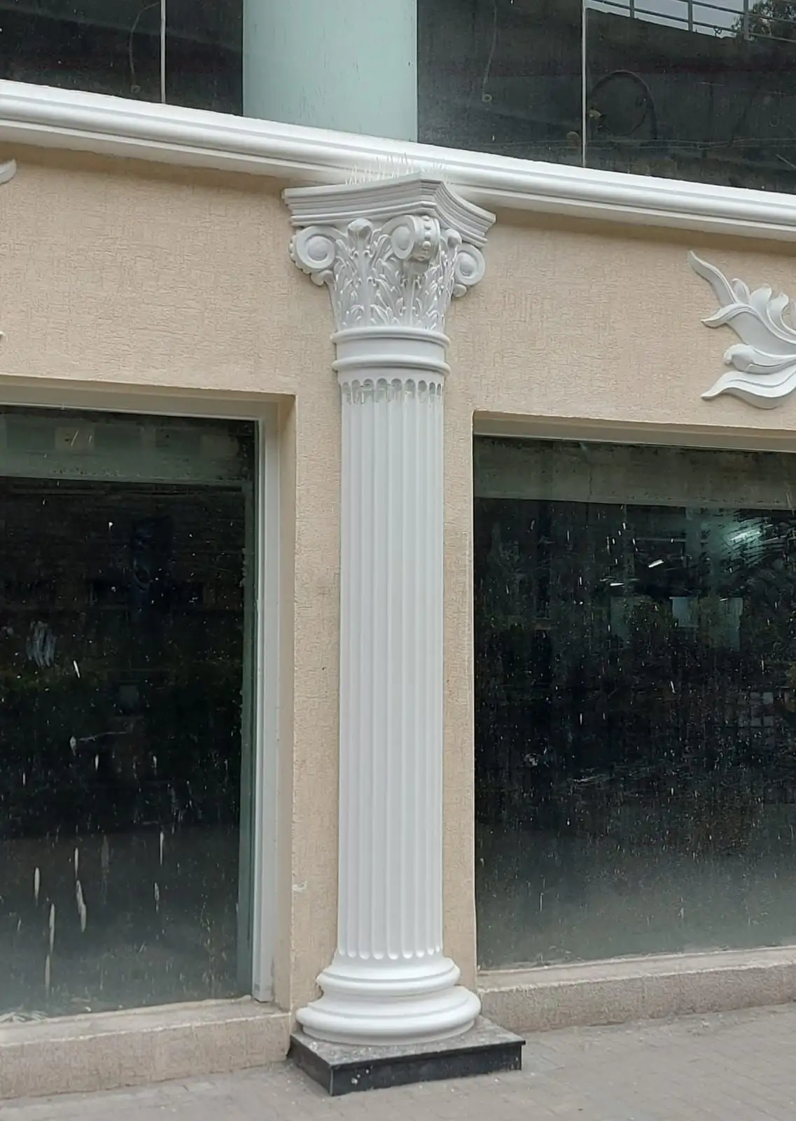 1 MG-Lido Mall, MG Road, Bengaluru: A ground-floor column: fluted shaft, moulded base and Corinthian capital under the band