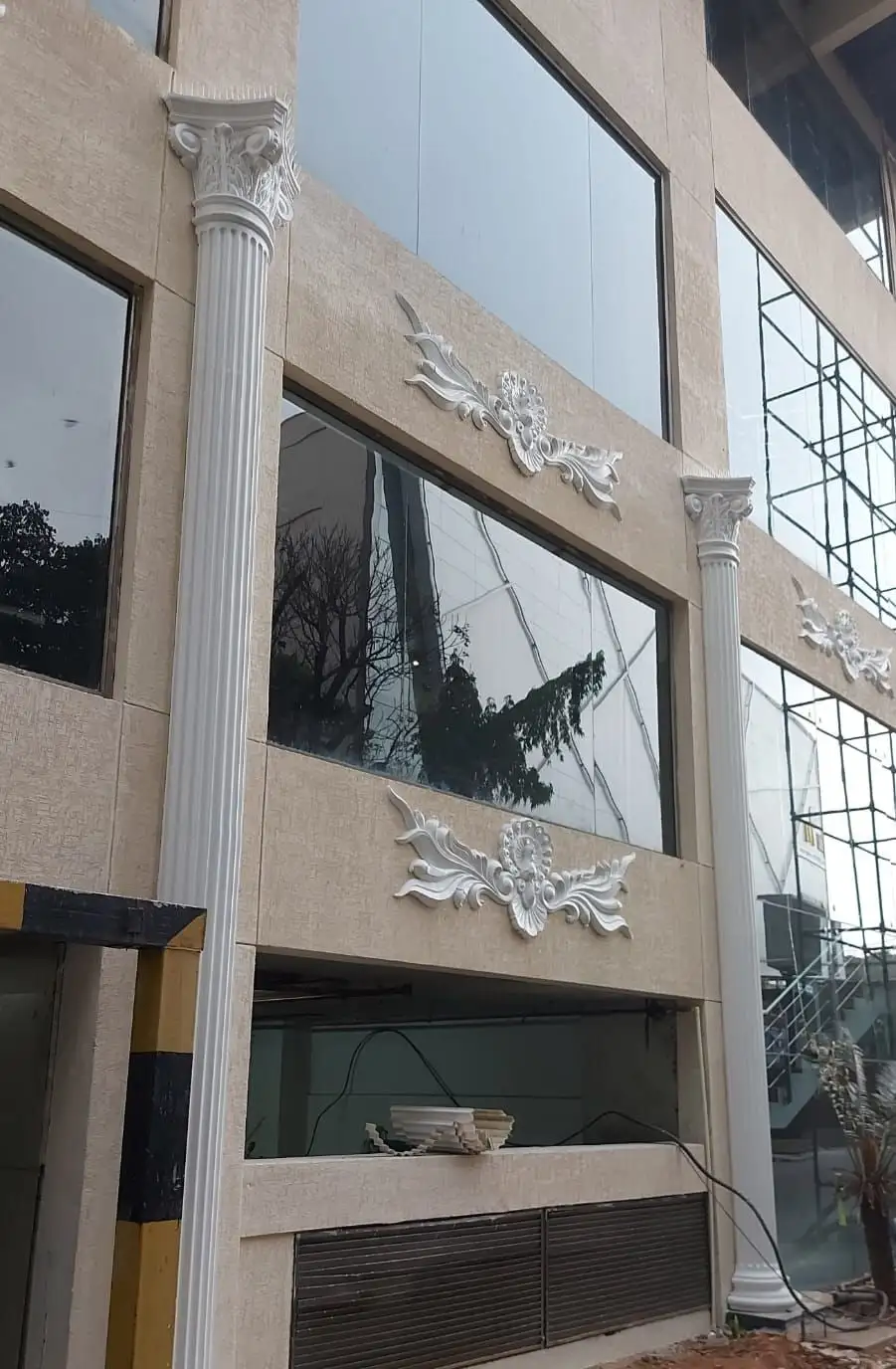 1 MG-Lido Mall, MG Road, Bengaluru: The same ornament repeated at each floor
