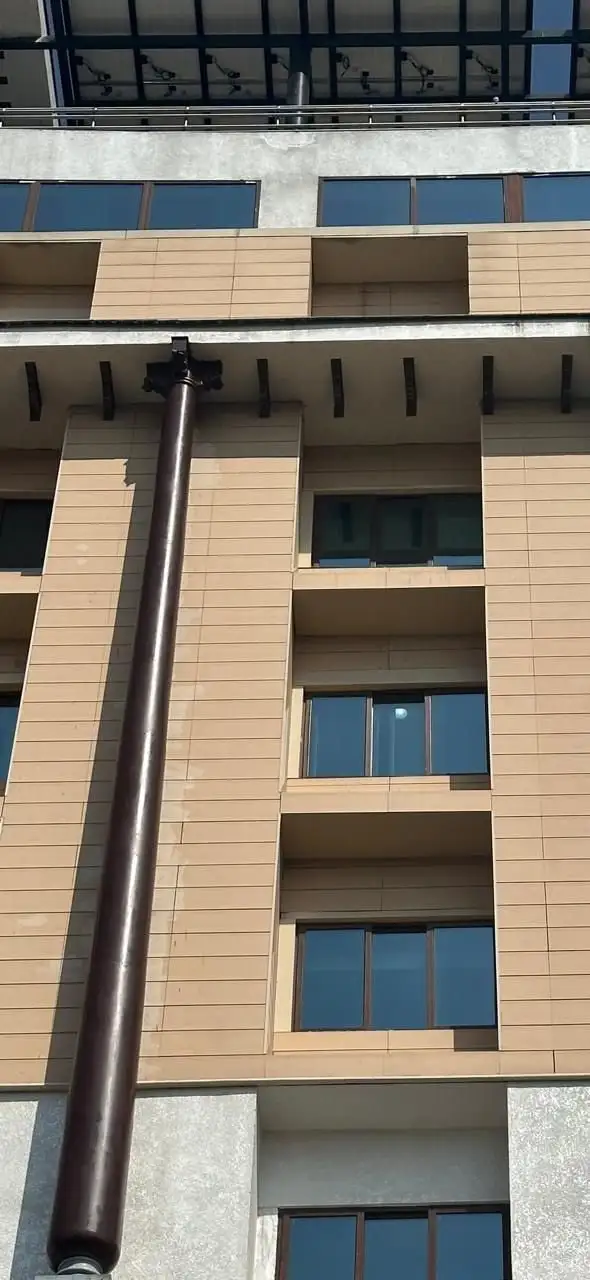 Aayakar Bhavan, Kochi, Kerala: A full-height column, from base to capital