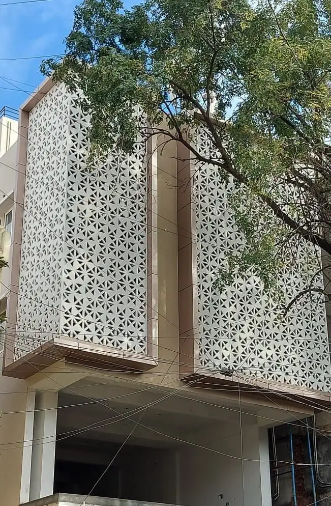 Commercial complex, Malleswaram, Bengaluru: Two projecting boxes on the front, filled with geometric jaali panels