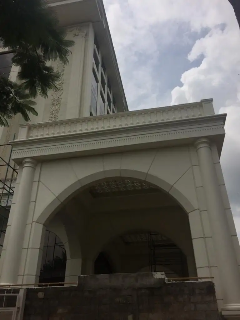 Courtyard by Marriott, Bengaluru: The arched portico: columns, an arch surround, and a balustraded parapet above the cornice