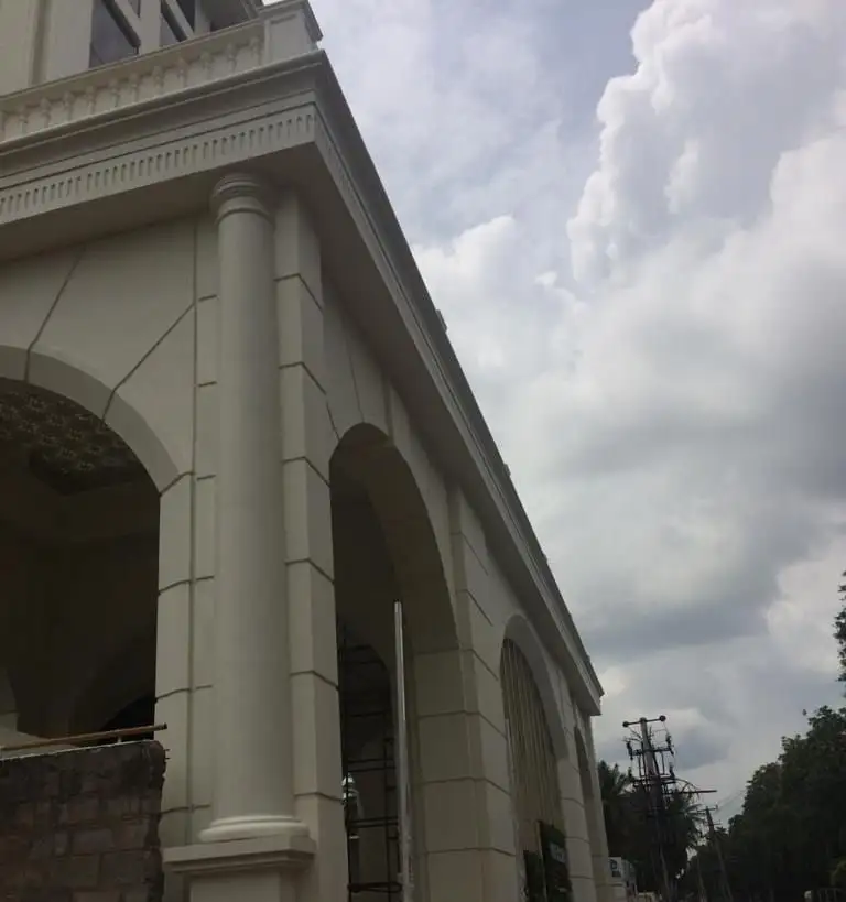 Courtyard by Marriott, Bengaluru: Arches on columns along the hotel front