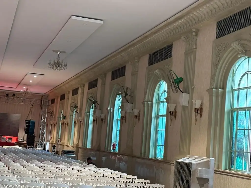Princess Golf: Inside the hall: arched window surrounds, pilasters with capitals and a deep cornice