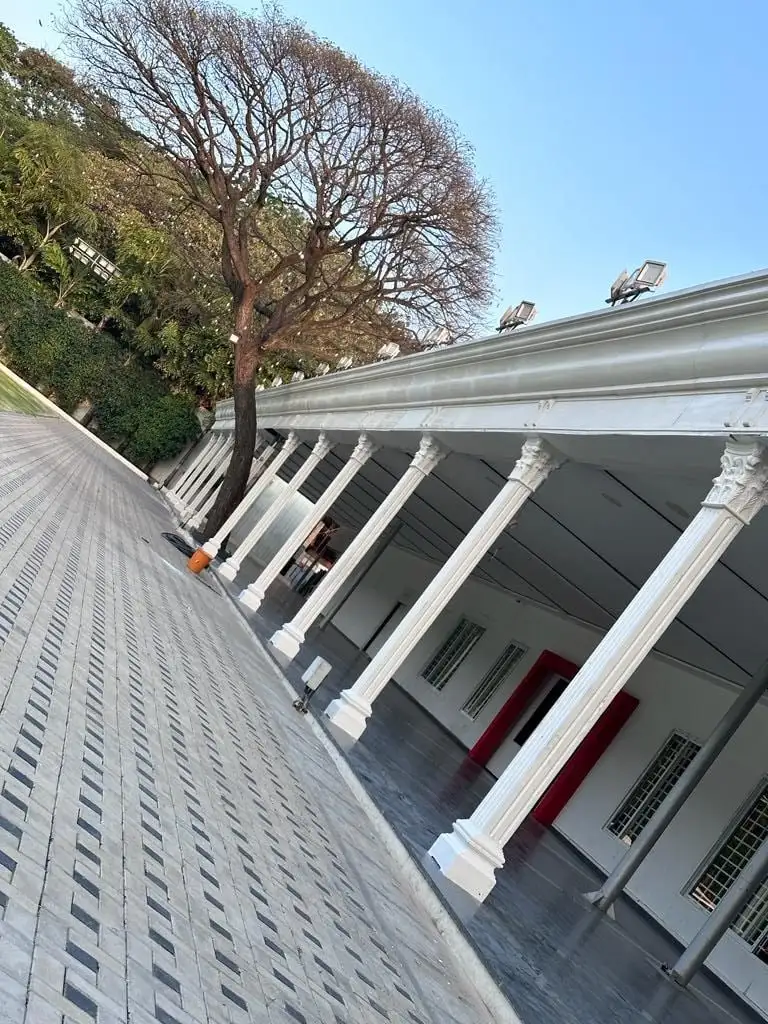 Princess Golf: The colonnade along the outside of the hall