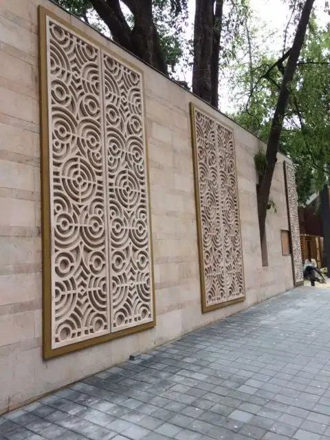 Renaissance hotel, Race Course Road, Bengaluru: Jaali panels with a ripple pattern, set into the boundary wall in gilded frames