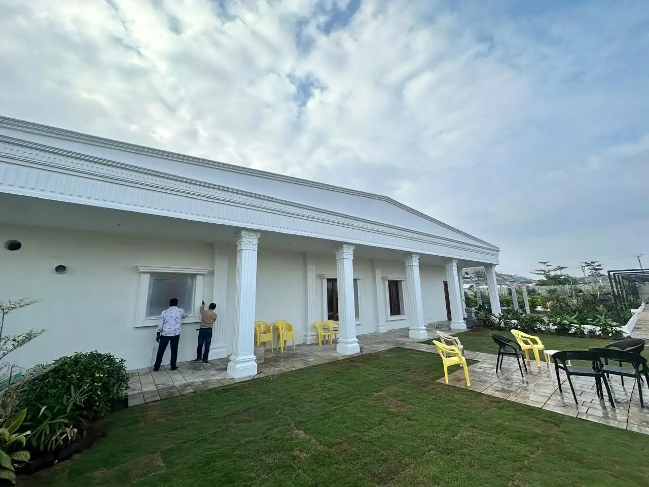 TDP office: The garden front: columns along the verandah under a deep dentilled cornice