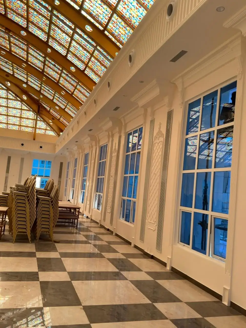 Venkatamma Ramaiah Kalyana Soudha: Pilasters and window surrounds along the hall walls