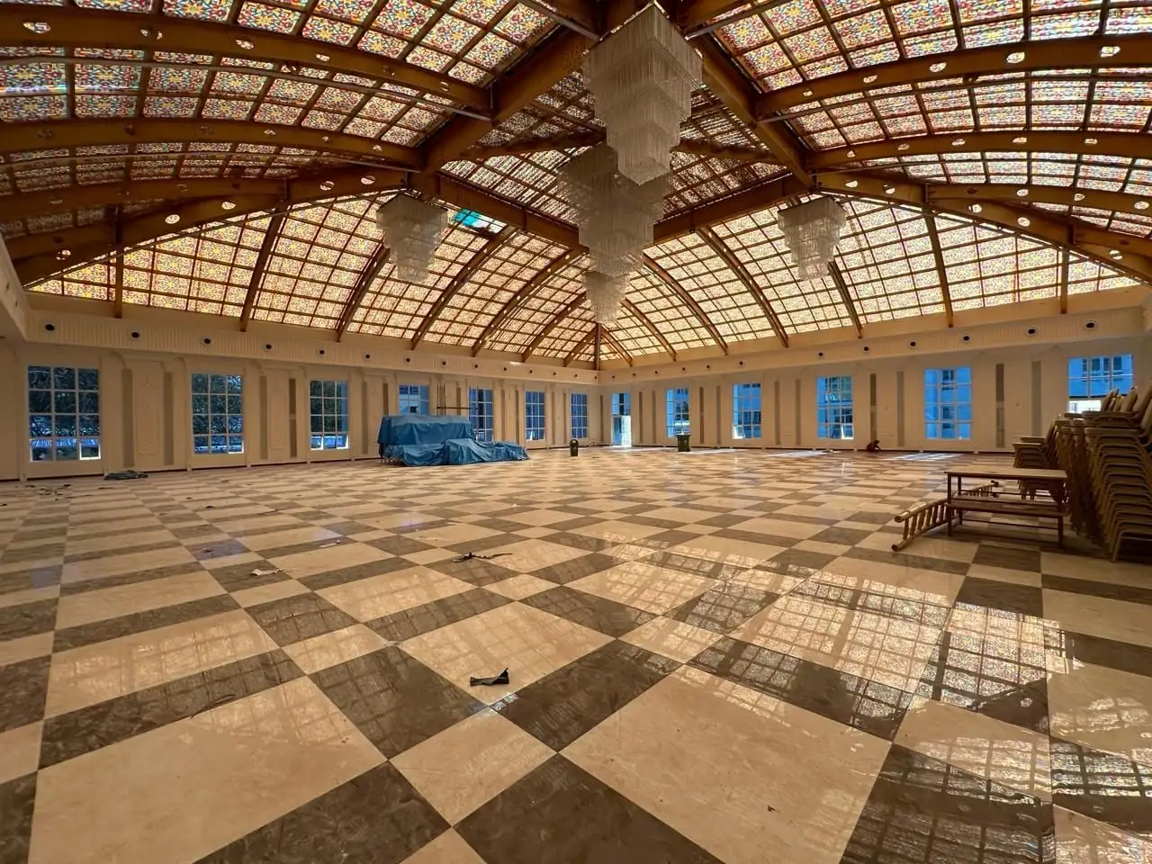Venkatamma Ramaiah Kalyana Soudha: The main hall, with moulded surrounds round the windows