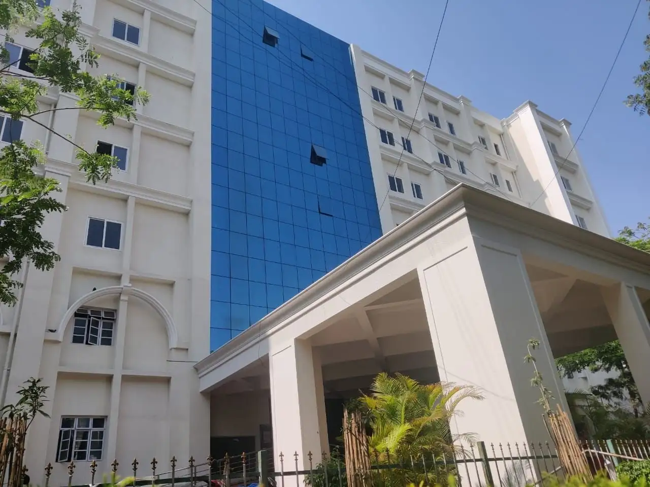 Victoria Hospital, Bengaluru: The entrance portico, with cornices and an arched window surround on the block behind